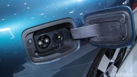 Varian penggerak roda belakang dibekali baterai 74,9 kWh dengan jarak tempuh hingga sekitar 702 kilometer dalam satu kali pengisian daya. 