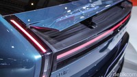 Mobil ini menggunakan platform 800 volt yang memungkinkan pengisian cepat untuk menambah jarak tempuh signifikan dalam waktu singkat. 