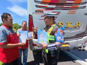 Aksi PJR Halau Bus dan Truk dari Lajur Kanan Tol Nganjuk-Ngawi
