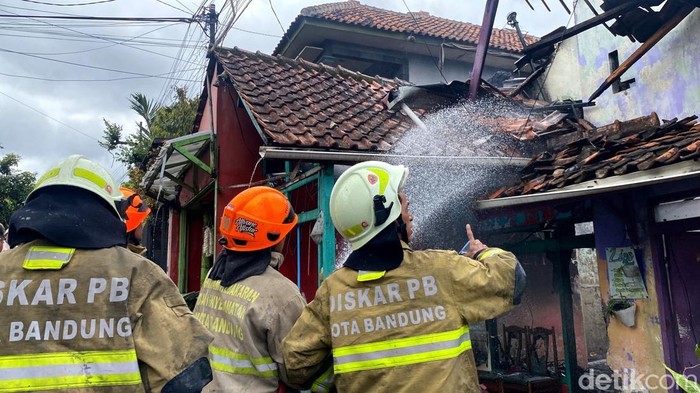 Anggota DISDAMKARMATAN Kota Bandung lakukan pemadaman api di lokasi kebakaran Ujungberung