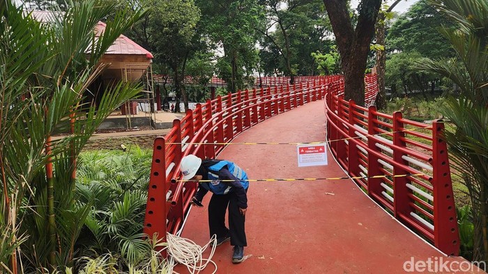 Para pekerja melakukan aktivitas pada proyek ruang terbuka hijau Taman Bendera Pusaka, Kebayoran Baru, Jakarta Selatan, Sabtu (7/2/2026). Taman tersebut bakal memiliki jalur lari sepanjang 1,2km. Taman Bendera Pusaka merupakan penggabungan tiga taman