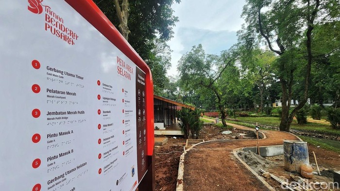 Para pekerja melakukan aktivitas pada proyek ruang terbuka hijau Taman Bendera Pusaka, Kebayoran Baru, Jakarta Selatan, Sabtu (7/2/2026). Taman tersebut bakal memiliki jalur lari sepanjang 1,2km. Taman Bendera Pusaka merupakan penggabungan tiga taman yang berhimpitan yakni Taman Langsat, Taman Ayodhya, dan Taman Leuser.