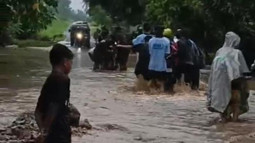 Banjir deras mengepung jalan Trans Waiwadan-Hurung, Kecamatan Adonara Barat, Flores Timur, Nusa Tenggara Timur (NTT), Sabtu (7/2/2025).