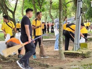 Bersih-bersih RTH Kamboja Banjarmasin, TNI-Polri Kolaborasi Jaga Lingkungan