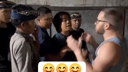Cuplikan video viral turis asing protes suara musik joged bumbung saat upacara tiga bulanan anak warga di Badung, Bali. (Tangkapan layar)
