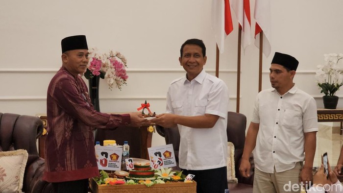 Relawan Santri Bojonegoro Datangi Rumah Dinas Bupati, Rayakan HUT Gerindra