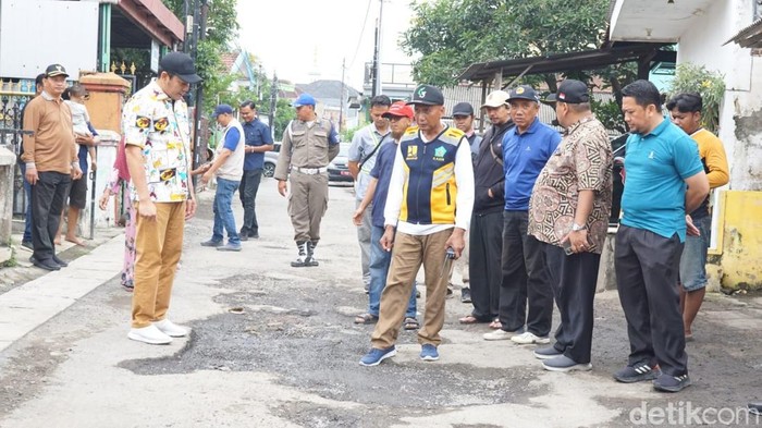 Bupati Sidoarjo Keliling Pastikan Perbaikan Jalan Berjalan Maksimal