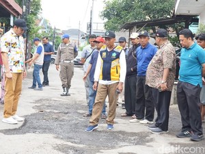 Bupati Sidoarjo Keliling Pastikan Perbaikan Jalan Berjalan Maksimal