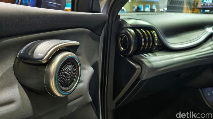 PT BYD Motor Indonesia memperluas pilihan SUV listriknya di pasar Tanah Air dengan meluncurkan BYD Atto 3 Advanced Plus pada ajang Indonesia International Motor Show (IIMS) 2026 di JIExpo Kemayoran, Jakarta. Varian ini hadir sebagai model baru yang melengkapi lini Atto 3 yang sebelumnya hanya tersedia dalam varian Advanced Standard Range.