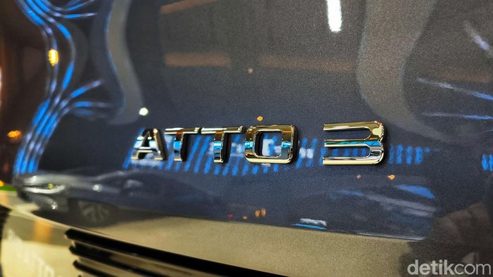 PT BYD Motor Indonesia memperluas pilihan SUV listriknya di pasar Tanah Air dengan meluncurkan BYD Atto 3 Advanced Plus pada ajang Indonesia International Motor Show (IIMS) 2026 di JIExpo Kemayoran, Jakarta. Varian ini hadir sebagai model baru yang melengkapi lini Atto 3 yang sebelumnya hanya tersedia dalam varian Advanced Standard Range.