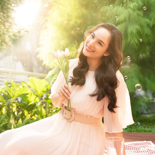 Seru! Potret Chelsea Islan Ngopi dan Ngemil Donat di Kafe