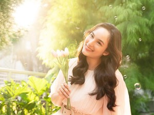 Seru! Potret Chelsea Islan Ngopi dan Ngemil Donat di Kafe