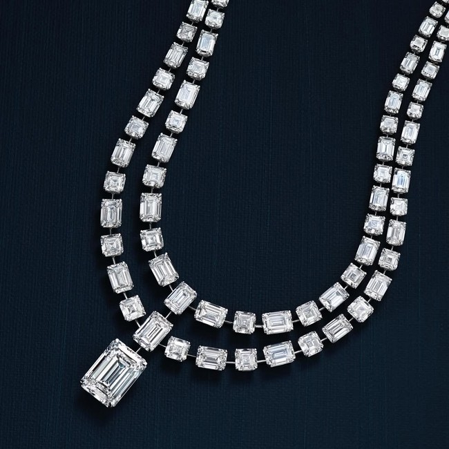 Kalung yang dikenakan Mariah menjadi highlight utama. Dihiasi liontin berlian 20 karat, total berat kalung tersebut mencapai 185 karat. Tak kalah mencolok, gelang berlian memiliki nilai 55 karat dan berlian antingnya 66 karat. (Foto: Instagram/@levuma)