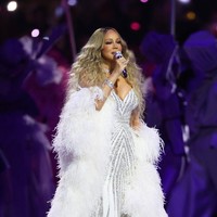 “Bagi saya, kemewahan sejati bukan sekadar gemerlap, tetapi juga soal emosi, keanggunan, dan desain yang tak lekang waktu,” katanya seperti dikutip Page Six Style. Ia menyebut momen Mariah mengenakan Levuma di panggung Olimpiade sebagai representasi kekuatan, kemurnian desain, serta craftsmanship tingkat tinggi. (Foto: REUTERS/Yves Herman)