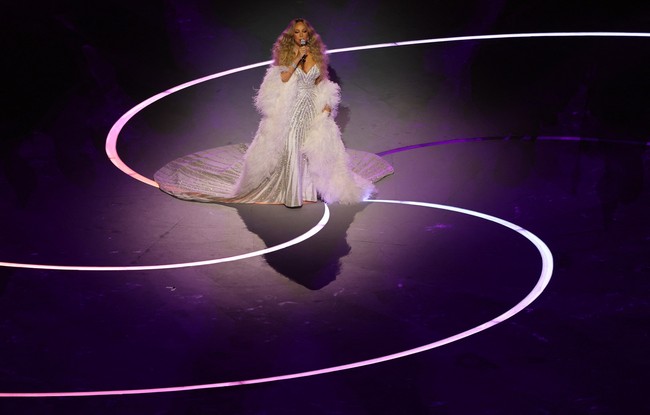 Ini bukan kali pertama Mariah Carey tampil berkilau dengan perhiasan Levuma. Sebelumnya, ia juga mengenakan koleksi brand tersebut saat manggung di MTV Video Music Awards 2025 dan menerima penghargaan bergengsi Video Vanguard Award. (Foto: REUTERS/Mike Segar)