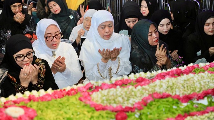 Gubernur Khofifah Indar Parawansa-Menteri PPPA di Haul Akbar Sunan Ampel