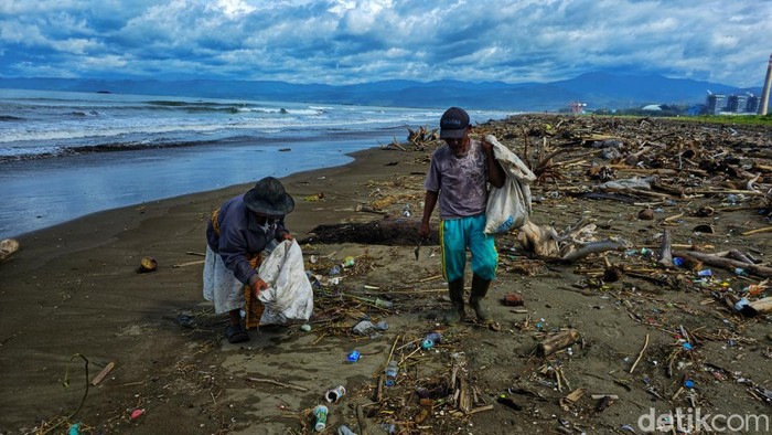 Jarip dan Wati, suami istri yang mengais sampah di Pantai Talanca demi menyambung hidup