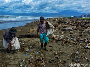 Kisah Jarip-Wati, Memulung di Pantai Talanca demi Harapan Si Bungsu