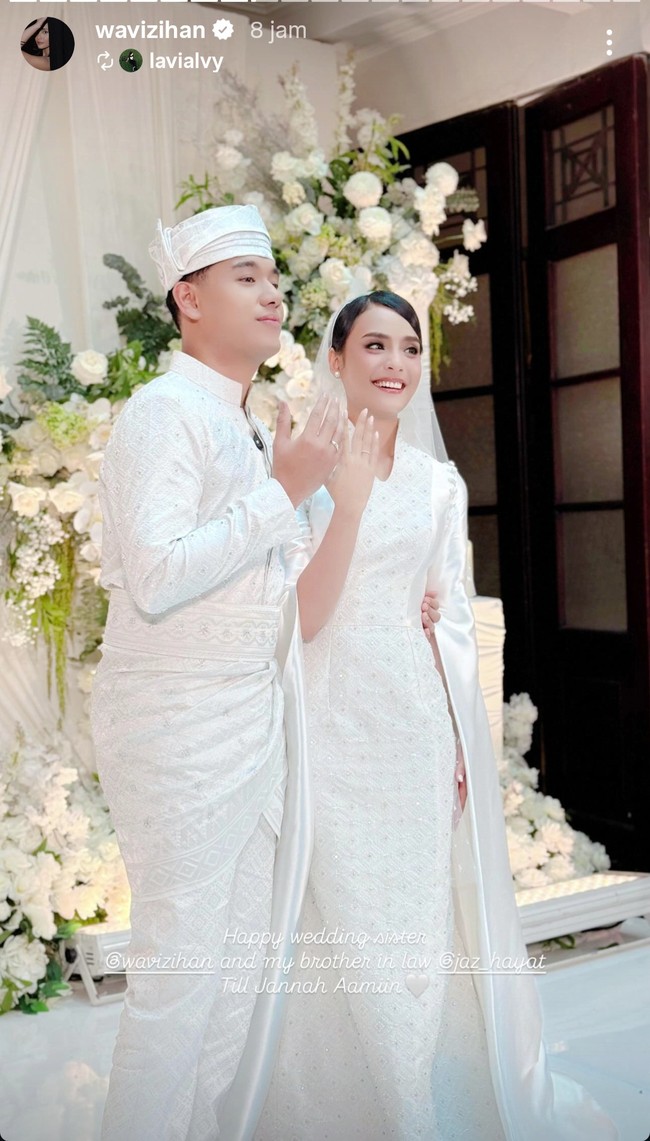 Wazi Zihan dan Jaz Hayat baru saja melangsungkan pernikahan. Dalam foto dan video yang beredar, keduanya tampak serasi berbusana serba putih. Foto: dok Instagram lavialvy