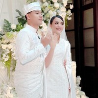 Wazi Zihan dan Jaz Hayat baru saja melangsungkan pernikahan. Dalam foto dan video yang beredar, keduanya tampak serasi berbusana serba putih. Foto: dok Instagram lavialvy