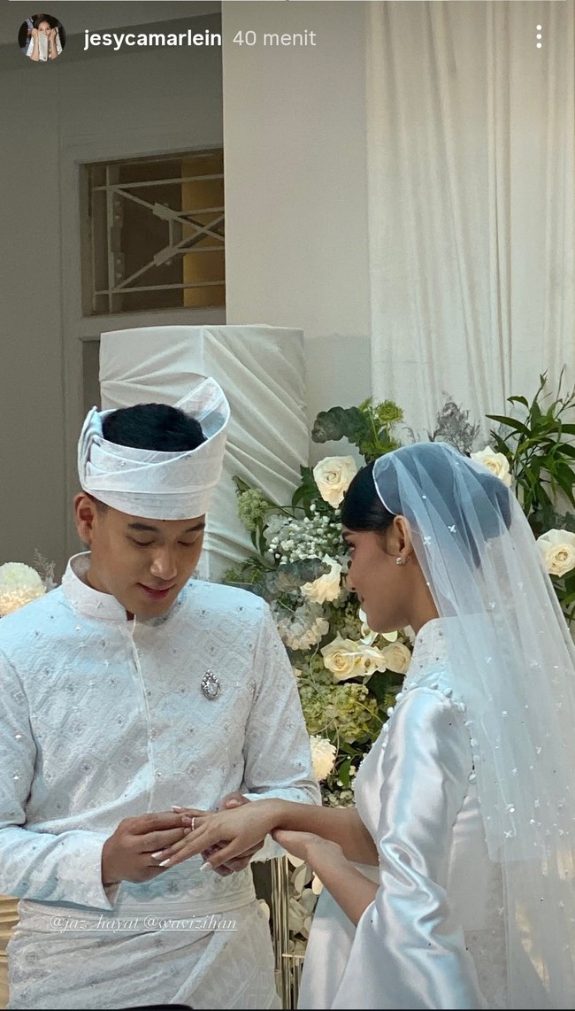 Saat akad, keduanya serasi mengenakan kain Tenun. Jaz yang berasal dari Brunei Darassalam mengenakan busana adat serba putih. Sedangkan Wavi menawan dengan gaun pengantin lengkap dengan veil. Foto: dok Instagram jesycamarlein