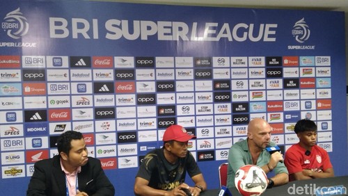 Johnny Jansen mengakui kesulitan menghadapi permainan Persebaya saat dikalahkan 1-3 di Stadion Kapten I Wayan Dipta, Sabtu (7/2/2026). /Krisna Pradipta