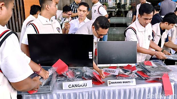 Sejumlah barang bukti judi online jaringan internasional saat ditunjukkan di Mapolda Bali, Sabtu (7/2/2026).