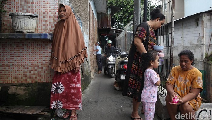 Sejumlah warga beraktivitas di permukiman padat penduduk di Menteng Tenggulun, Jakarta Pusat, Sabtu (7/2/2026). Berdasarkan catatan terbaru Badan Pusat Statistik (BPS) per September 2025, jumlah penduduk miskin di Indonesia turun merata di seluruh wilayah. Pada September 2025, jumlah penduduk miskin di Indonesia tersisa 23,36 juta orang, turun sedikit dibanding catatan per September 2024 dengan jumlah 24,06 juta orang. Mayoritas penduduk miskin masih terkonsentrasi di wilayah Jawa dengan besaran 12,32 juta orang atau porsinya setara 52,75% dari total penduduk miskin di Indonesia. Selanjutnya, di wilayah Sumatera dengan besaran 5,08 juta orang atau setara 21,74%, dan di wilayah Bali serta Nusa Tenggara sebanyak 1,83 juta orang dengan porsinya 7,83%.