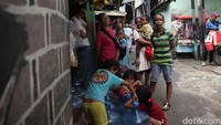  Sejumlah warga beraktivitas di permukiman padat penduduk di Menteng Tenggulun, Jakarta Pusat, Sabtu (7/2/2026). 
