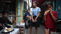 Pada September 2025, jumlah penduduk miskin di Indonesia tersisa 23,36 juta orang, turun sedikit dibanding catatan per September 2024 dengan jumlah 24,06 juta orang.