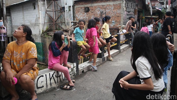 Sejumlah warga beraktivitas di permukiman padat penduduk di Menteng Tenggulun, Jakarta Pusat, Sabtu (7/2/2026). Berdasarkan catatan terbaru Badan Pusat Statistik (BPS) per September 2025, jumlah penduduk miskin di Indonesia turun merata di seluruh wilayah. Pada September 2025, jumlah penduduk miskin di Indonesia tersisa 23,36 juta orang, turun sedikit dibanding catatan per September 2024 dengan jumlah 24,06 juta orang. Mayoritas penduduk miskin masih terkonsentrasi di wilayah Jawa dengan besaran 12,32 juta orang atau porsinya setara 52,75% dari total penduduk miskin di Indonesia. Selanjutnya, di wilayah Sumatera dengan besaran 5,08 juta orang atau setara 21,74%, dan di wilayah Bali serta Nusa Tenggara sebanyak 1,83 juta orang dengan porsinya 7,83%.