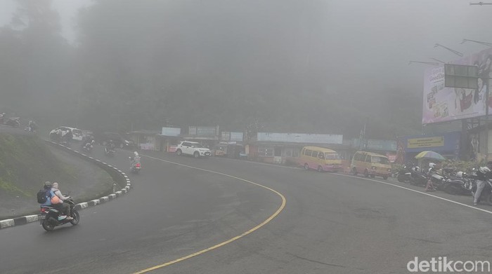 Jalur Puncak Diselimuti Kabut-Hujan Deras, Pengendara Diminta Hati-hati