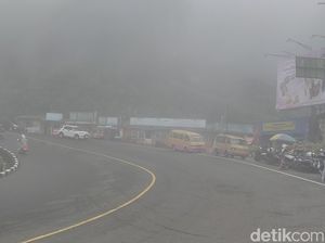 Jalur Puncak Diselimuti Kabut-Hujan Deras, Pengendara Diminta Hati-hati
