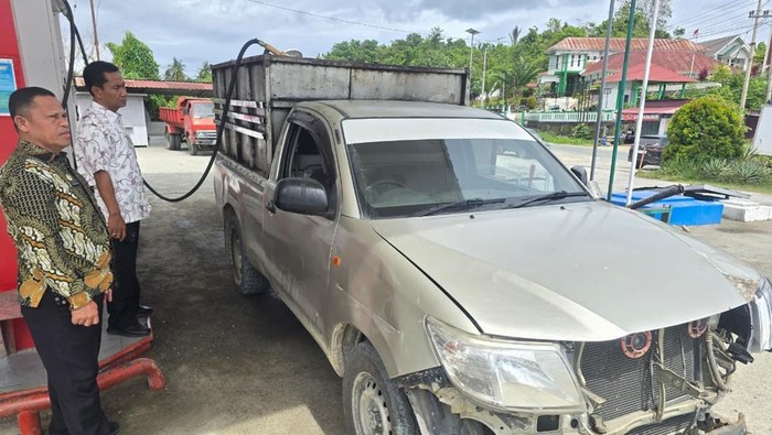 Kakanwil KemenHAM Sulbar, I Gede Sandi, temukan mobil pikap modifikasi isi BBM subsidi di SPBU Pasangkayu. Polisi selidiki kasus ini setelah protes resmi.