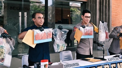 Kapolda Bali bersama Direktur Reserse Narkoba Polda Bali saat konferensi pers di Mapolda Bali, Sabtu (7/2/2026).