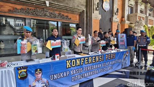 Kapolda Bali, Irjen Daniel Adityajaya beserta jajaran pada saat melakukan konferensi pers di Mapolda Bali, Sabtu (7/2/2026). Dok: Abid Ahmad Ibrahim