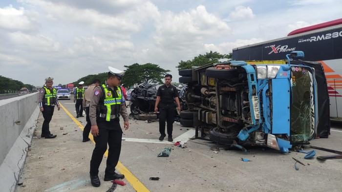 Kecelakaan Beruntun di Tol Ngawi, Truk dan Minibus Terguling