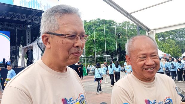 Kepala Badan Pengelola Sekolah Labschool Yayasan Pembina Universitas Negeri Jakarta (BPS YP-UNJ) Prof. Totok Bintoro Kepala Badan Pengelola Sekolah Labschool Yayasan Pembina Universitas Negeri Jakarta (BPS YP-UNJ) Prof. Totok Bintoro