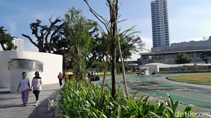 Keterangan foto: Kondisi trek lari Lapangan Merdeka Medan kembali ditutup lantaran rusak dan terkelupas. (Rechtin Hani Ritonga/detikSumut)