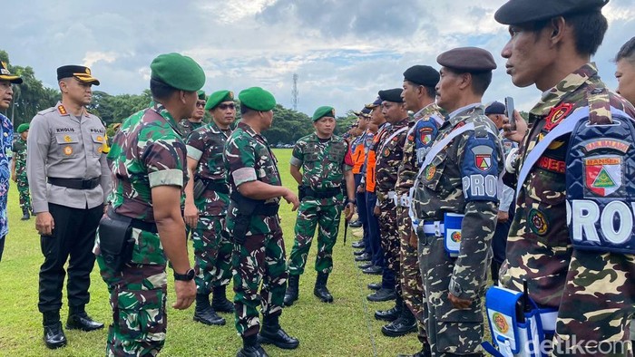 Komandan Korem (Danrem) 083/Baladhika Jaya Kolonel Inf Kohir saat pengecekan pasukan pengamanan VVIP