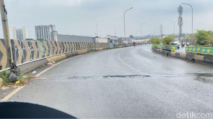 Lubang di Flyover Ciputat Jadi Titik Rawan, Warga Minta Perbaikan Segera