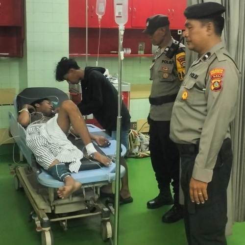 Kondisi korban di rawat di rumah sakit ditemani rekannya dan petugas kepolisian saat mengecek lokasi teknisi wifi yang mengalami kecelakaan kerja di Denpasar Selatan, Jumat (6/2/2026). (Dok. Polsek Denpasar Selatan)