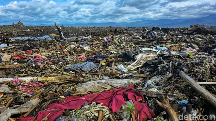 Kondisi Pantai Talanca yang dikotori sampah.