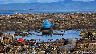 Sampah Abadi di Pantai Talanca Sukabumi
