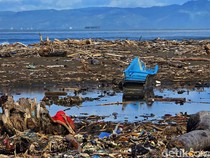 Sampah Abadi di Pantai Talanca Sukabumi
