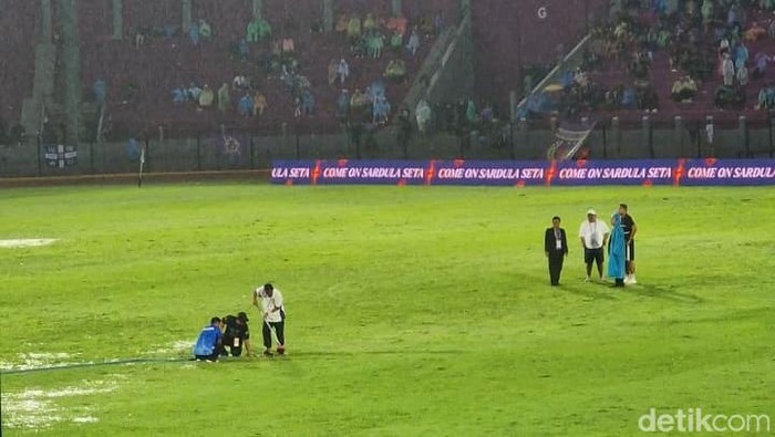 Laga Persik vs Dewa United dihentikan sementara akibat hujan deras