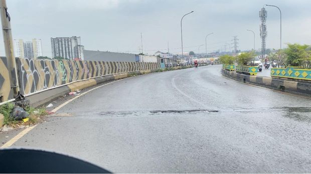 Lubang yang bikin pemotor jatuh di Flyover Ciputat, Tangerang Selatan (Tangsel).