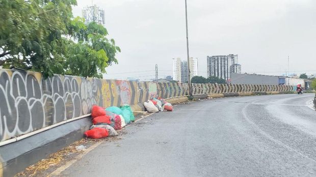 Lubang yang bikin pemotor jatuh di Flyover Ciputat, Tangerang Selatan (Tangsel).