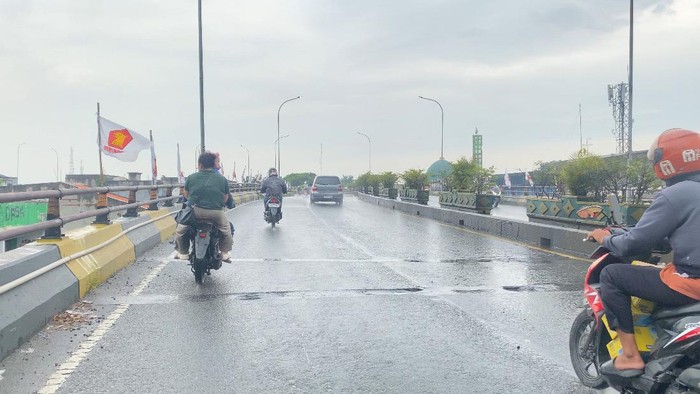 Banyak Lubang di Flyover Ciputat Bikin Pemotor Jatuh, Begini Kondisinya