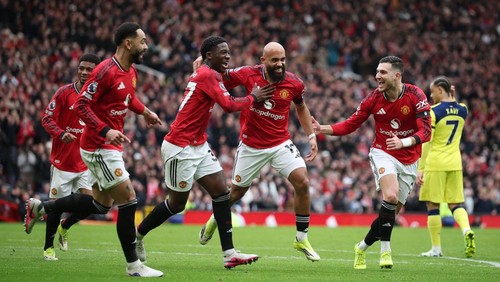 Soccer Football - Premier League - Manchester United v Tottenham Hotspur - Old Trafford, Manchester, Britain - February 7, 2026 Manchester Uniteds Bryan Mbeumo celebrates scoring their first goal with teammates REUTERS/Phil Noble EDITORIAL USE ONLY. NO USE WITH UNAUTHORIZED AUDIO, VIDEO, DATA, FIXTURE LISTS, CLUB/LEAGUE LOGOS OR LIVE SERVICES. ONLINE IN-MATCH USE LIMITED TO 120 IMAGES, NO VIDEO EMULATION. NO USE IN BETTING, GAMES OR SINGLE CLUB/LEAGUE/PLAYER PUBLICATIONS. PLEASE CONTACT YOUR ACCOUNT REPRESENTATIVE FOR FURTHER DETAILS..